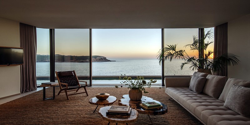 The Cliffhanger Living Room By Sunset