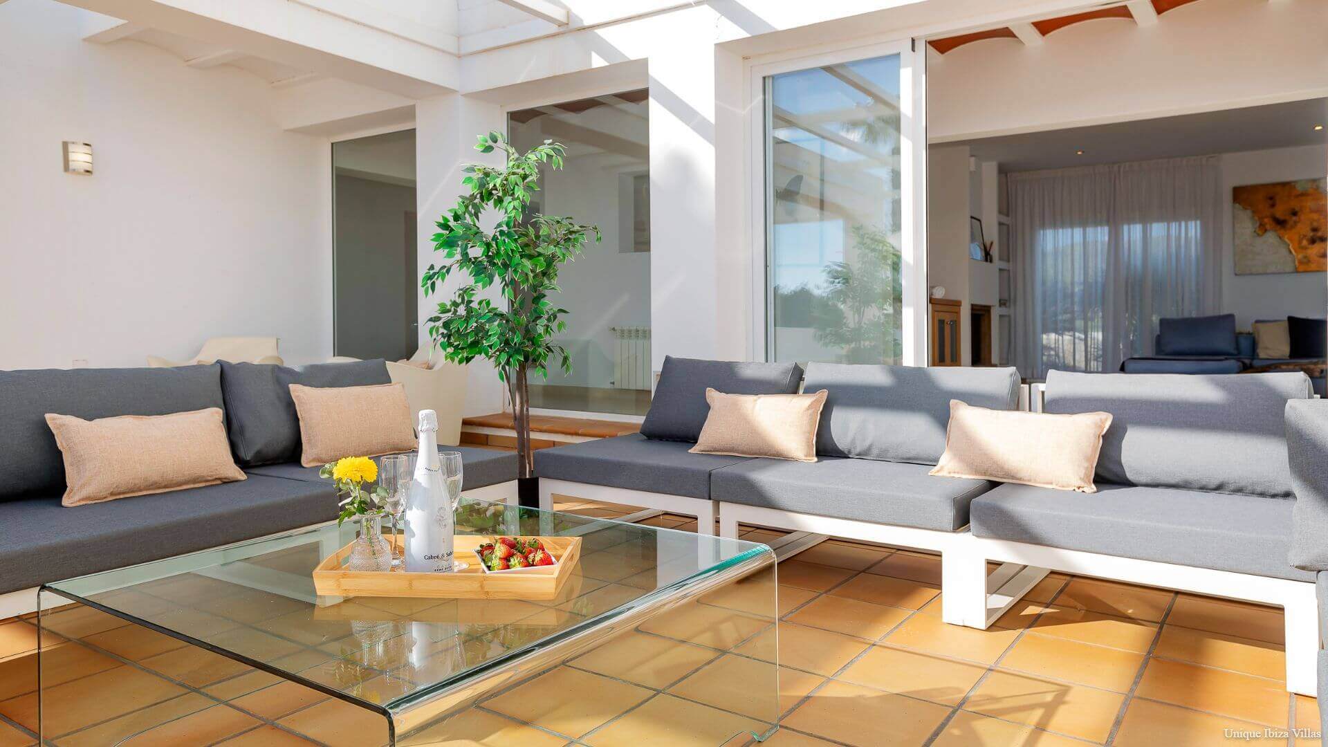  - VILLA STYLE - 5 Bedrooms - San Rafael